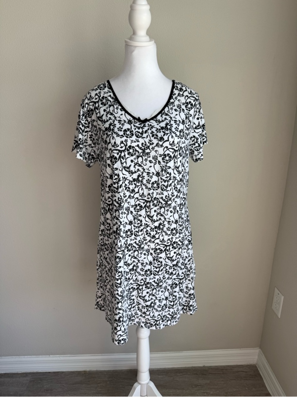 Women’s black&white, v-neck short nightgown
